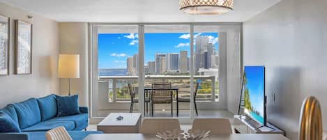 Een televisie en een kantoor