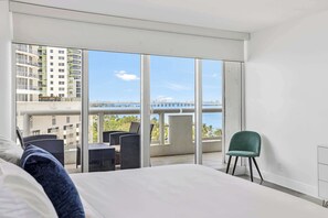 4 bedrooms, iron/ironing board, travel crib, WiFi - Balcony & Bay View | Downtown | Gym | StayCozy (Miami)