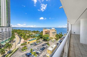 Property grounds - Balcony & Bay View | Downtown | Gym | StayCozy (Miami)