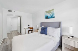 4 bedrooms, iron/ironing board, travel crib, WiFi - Balcony & Bay View | Downtown | Gym | StayCozy (Miami)