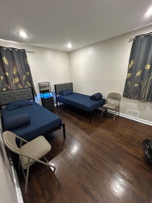 3 bedrooms, iron/ironing board, internet, bed sheets