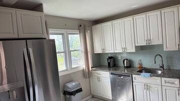 Een magnetron, een kookplaat, een vaatwasser