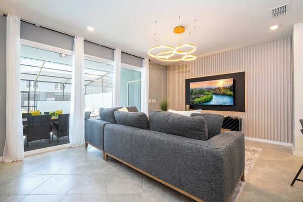 Televisie, een dvd-speler, een stereo en een kantoor