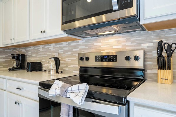 Kjøleskap, mikrobølgeovn, ovn og kokeplater