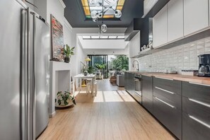 Mikrobølgeovn, ovn, kokeplater og oppvaskmaskin