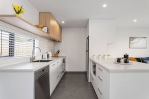Réfrigérateur, four à micro-ondes, un four, surface de cuisson