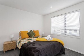 2 habitaciones, escritorio y tabla de planchar con plancha 