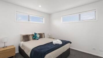 2 bedrooms, desk, iron/ironing board, WiFi