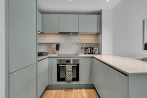 Kühlschrank, Mikrowelle, Herdplatte, Geschirrspüler