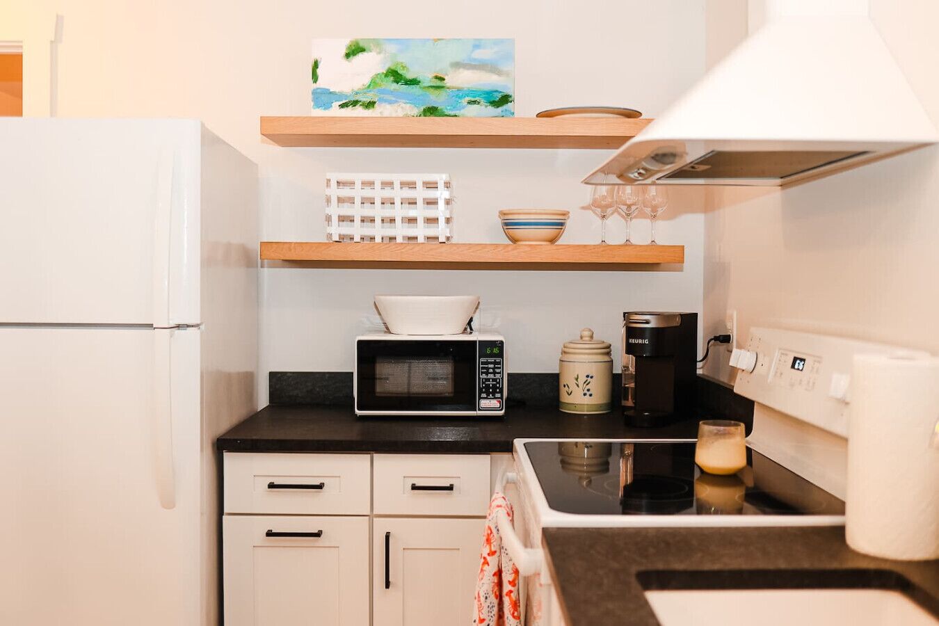 Réfrigérateur, micro-ondes, four, plaque de cuisson