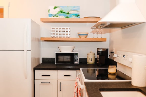 Réfrigérateur, micro-ondes, four, plaque de cuisson