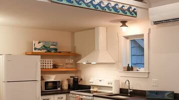 Een koelkast, een microgolfoven, een oven, een kookplaat