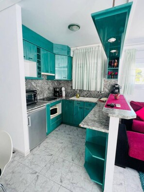 Private kitchen - CASITA CON AMARRE, CANAL Y ENORME PISCINA. (Empuriabrava)