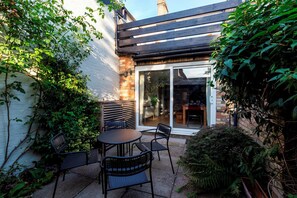 Outdoor dining - Modern and Stylish Townhouse in City Centre | Pass the Keys (Cambridge)