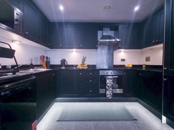 Kühlschrank, Mikrowelle, Ofen, Toaster