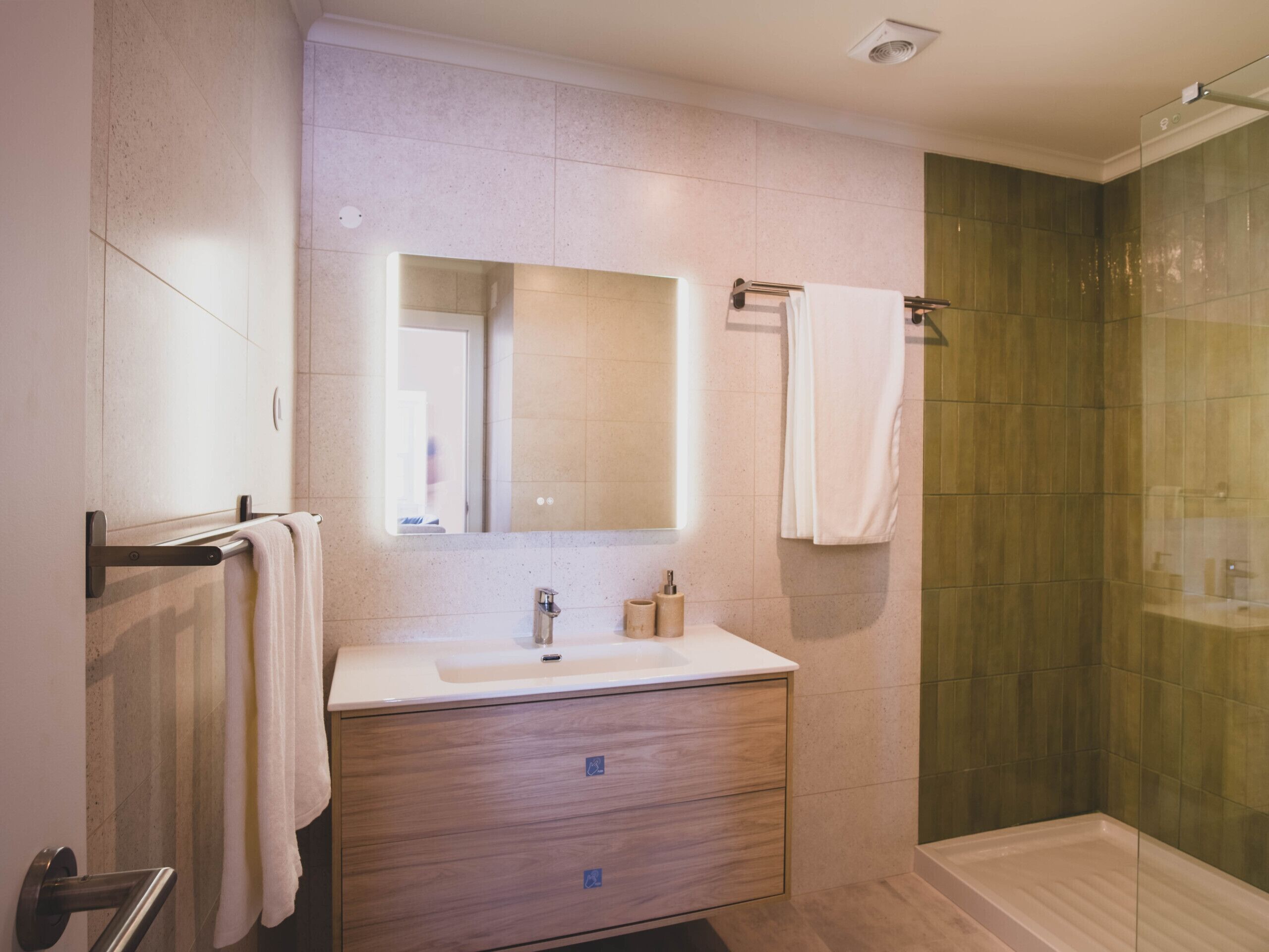 Dusche, Haartrockner, Handtücher