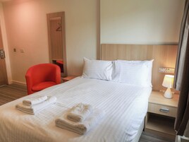 1 quarto, individualmente decorados, individualmente mobiliados