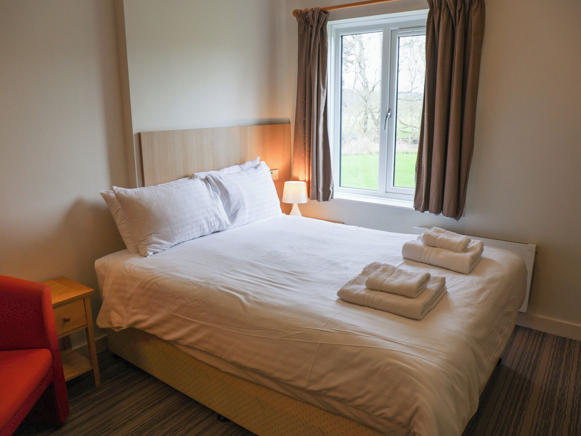 1 habitación, decoración personalizada y muebles diferentes 