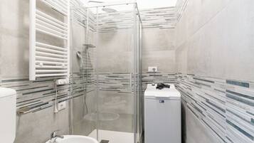 Dusche, Bidet, Handtücher