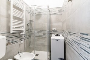 Shower, bidet, towels