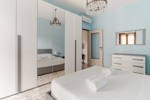 2 chambres, fer et planche à repasser