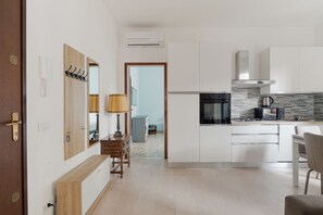 Réfrigérateur, micro-ondes, lave-vaisselle