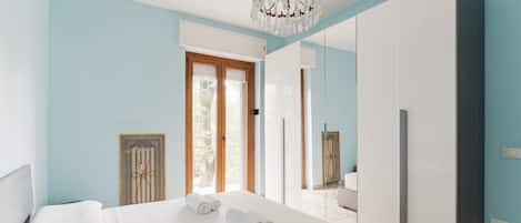 2 habitaciones y tabla de planchar con plancha