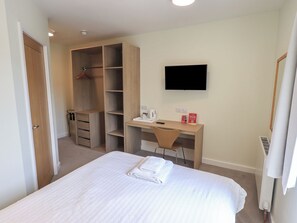 1 habitación, decoración personalizada y muebles diferentes 