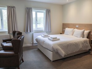 1 bedroom, individually decorated, individually furnished, free WiFi - Jubilee First-floor King-size Bedroom (Penrith)