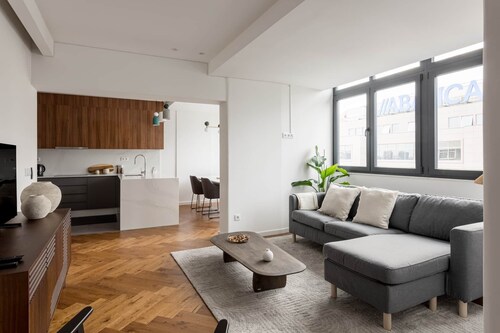 Modern and beautiful 3-bedroom flat next to El Corte Inglés, Modern and beautiful three-bedroom apar...