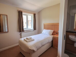 1 Schlafzimmer, individuell dekoriert, individuell eingerichtet