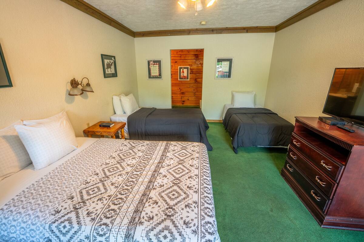 Classic Triple Room, Multiple Beds, Non Smoking, Housekeeping | Individually decorated, individually furnished, free WiFi, bed sheets
