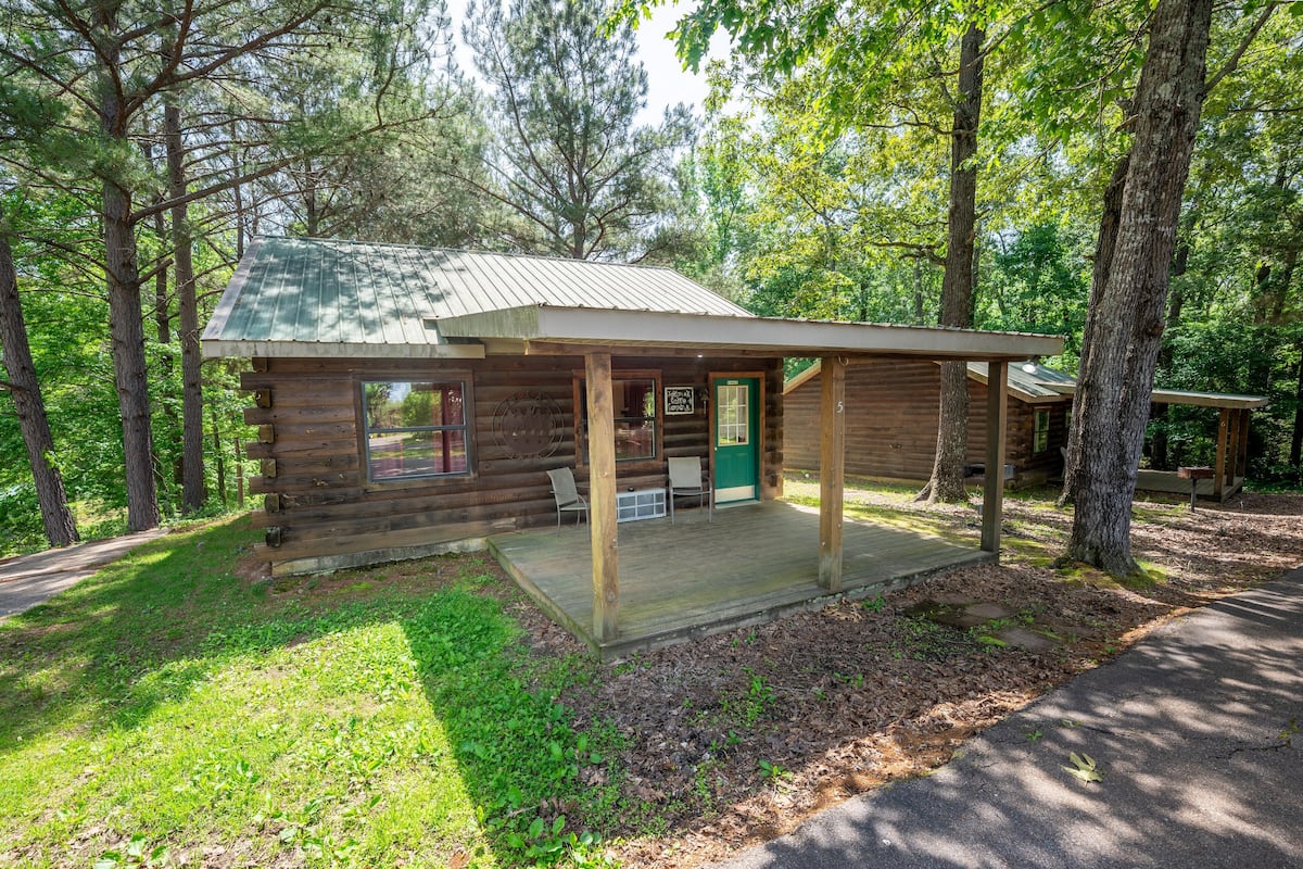 Comfort Cabin, Multiple Beds, Non Smoking, Pets Allowed | Individually decorated, individually furnished, free WiFi, bed sheets
