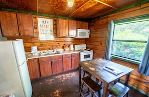 Chalet rustique économique, Plusieurs lits, non-fumeur, animaux de compagnie acceptés | Cuisine privée | Mini-réfrigérateur, four à micro-ondes, cafetiÚre-théiÚre