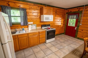 Chalet rustique Confort, Plusieurs lits, non-fumeur, animaux de compagnie acceptés | Cuisine privée | Mini-réfrigérateur, four à micro-ondes, cafetiÚre-théiÚre