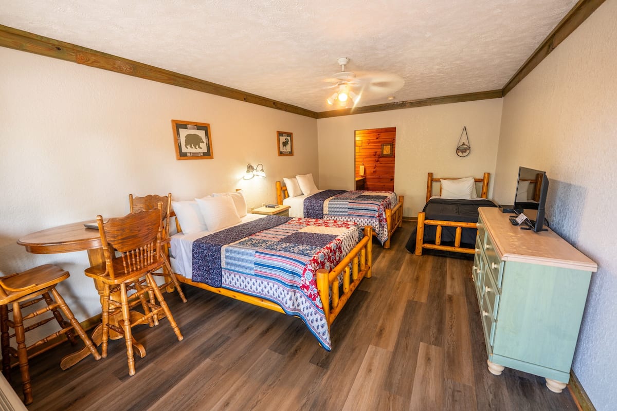 Deluxe Triple Room, Multiple Beds, Non Smoking, Housekeeping | Individually decorated, individually furnished, free WiFi, bed sheets