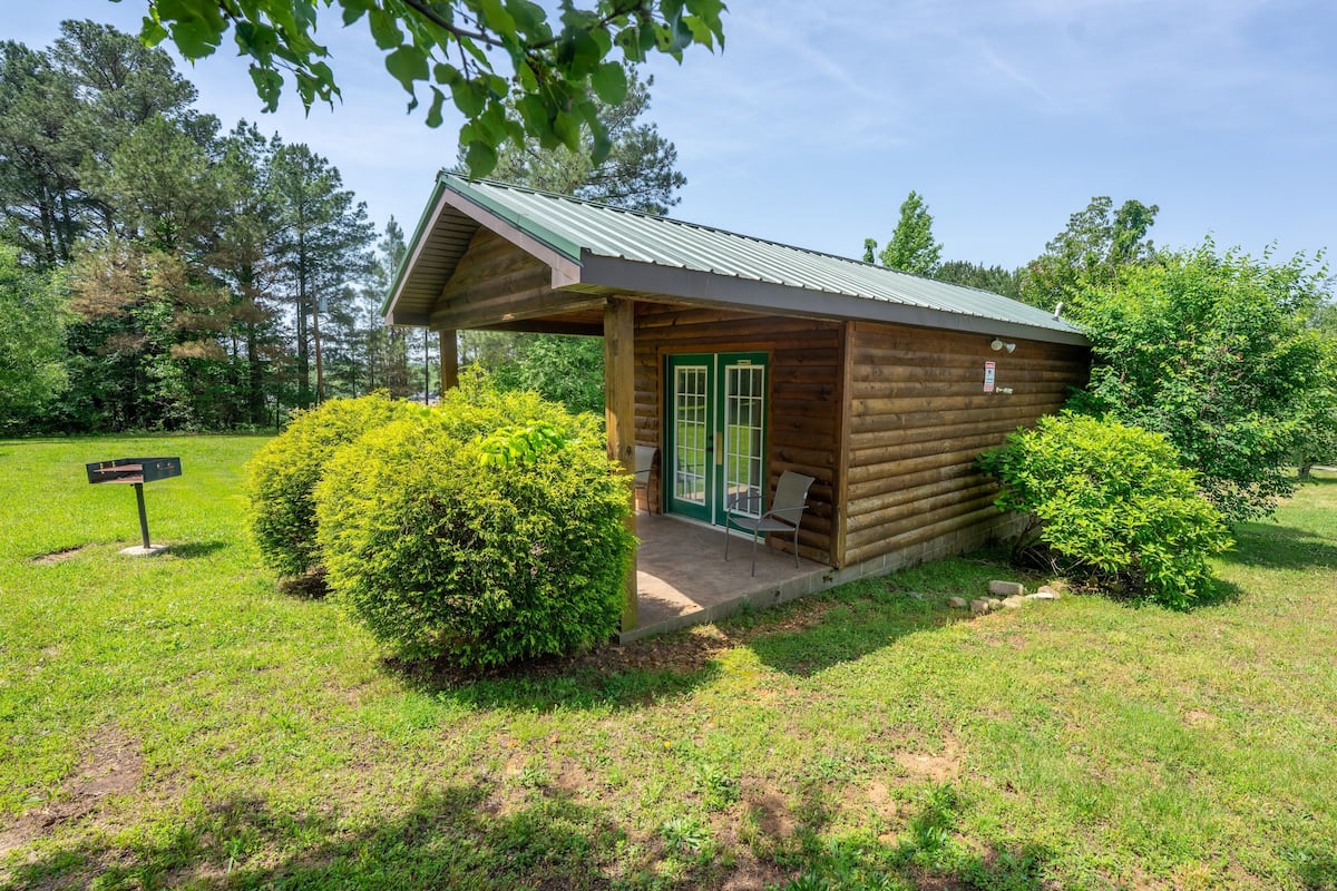 Basic Cabin, 1 Double Bed, Non Smoking, Pets Allowed | Individually decorated, individually furnished, free WiFi, bed sheets