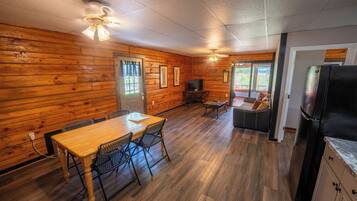 Luxury Cabin, 3 Bedrooms, Non Smoking, Pets Allowed | In-room dining