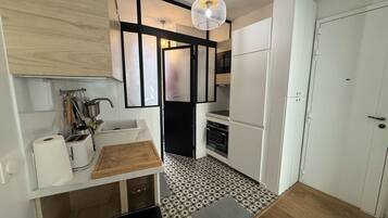 Refrigerador, microondas, horno y cafetera y tetera