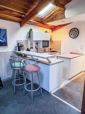 Kylskåp, mikrovågsugn, ugn och kaffe- och tebryggare