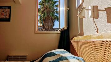 2 chambres, fer et planche à repasser, draps fournis