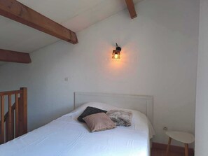 Iron/ironing board, bed sheets