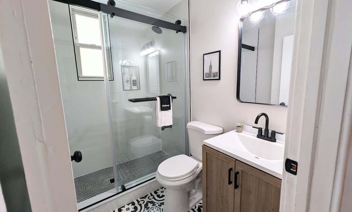 Douche, sèche-cheveux, serviettes fournies