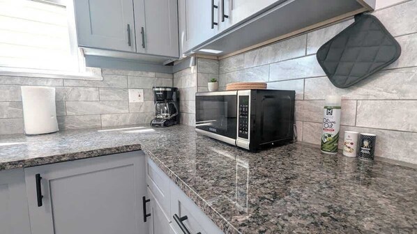 Een koelkast, een magnetron, een oven, een kookplaat