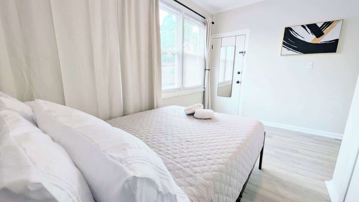 3 bedrooms, iron/ironing board, WiFi, bed sheets