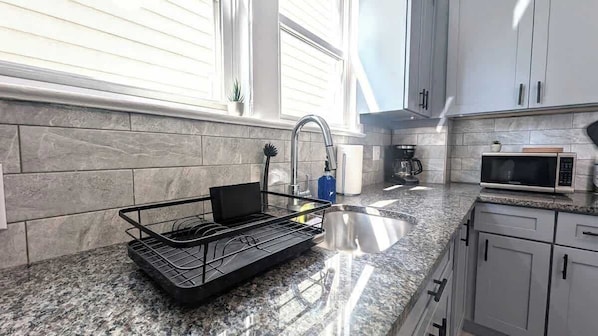 Wasserkocher mit Kaffee-/Teezubehör, Kühlschrank, Mikrowelle, Ofen
