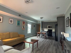 Living area - 3-bedroom apartment in charming New Orleans with AC (New Orleans)