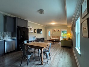 Living area - 3-bedroom apartment in charming New Orleans with AC (New Orleans)