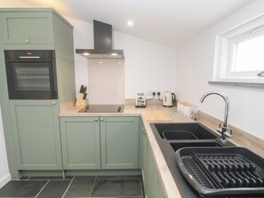 Cottage | Private kitchen | Cookware/dishes/utensils