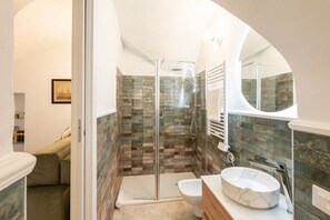 Shower, bidet, towels